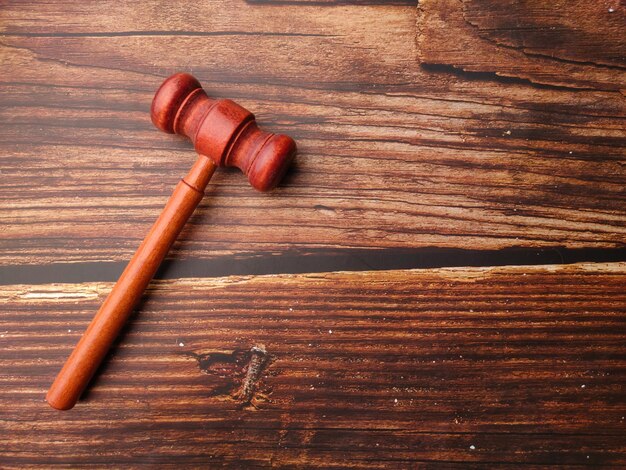 Photo gavel on a wooden background with copy space