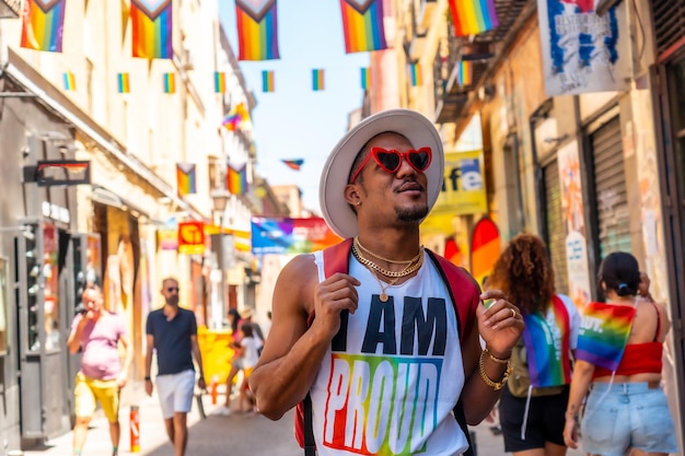 프라이드 파티 LGBT 깃발을 보고 웃고 있는 게이 흑인 남성