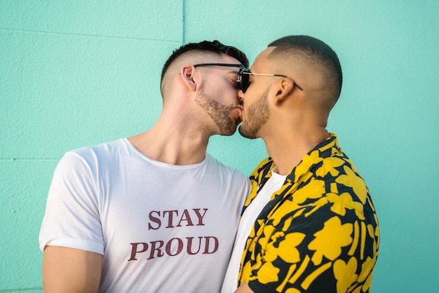 Photo gay couple embracing while standing outdoors