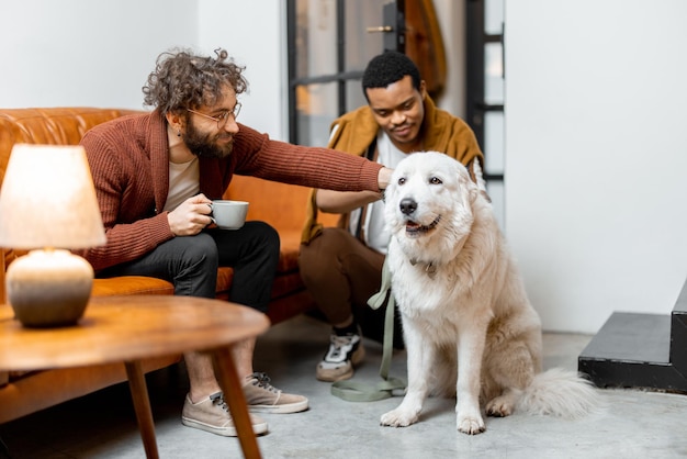 Foto coppia gay che si diverte con un cane a casa