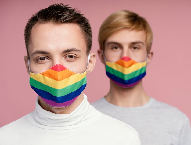 Photo gay couple with rainbow medical mask