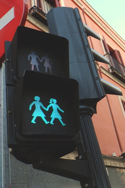 동성애자 친화적인 신호등은 스페인 마드리드 추에카 lgbt 지역의 평등을 위한 도로 표지판으로 거리 밖으로 나갑니다.