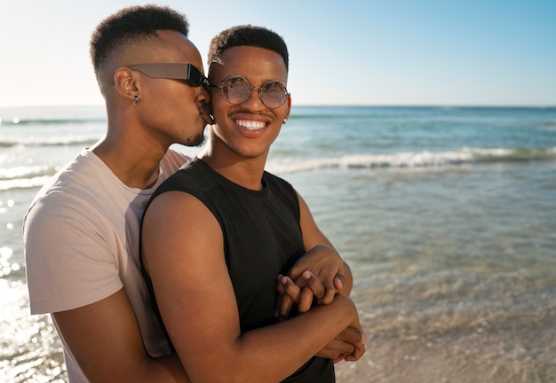 Foto coppia gay maschile sulla spiaggia
