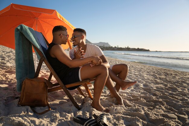 Photo gay male couple on the beach