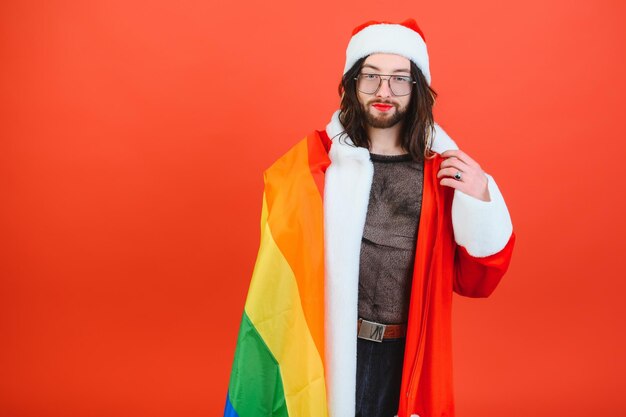 여러 가지 빛깔의 깃발을 들고 산타 클로스 복장을 한 게이 남자