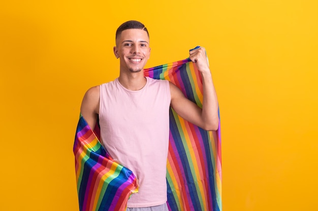 Uomo gay sorridente che guarda l'obbiettivo