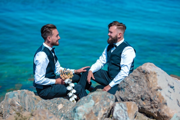 Gay paar bruiloft Lgbt homohuwelijk paar romantisch moment samen na huwelijksceremonie Concept van LGBTQ twee homoseksuele mannen na huwelijk op een zee-strand