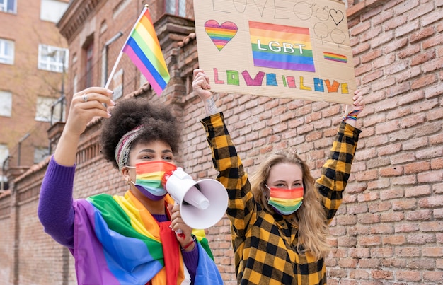 Gay pride-demonstratie twee lgbt-vrouwen multiraciaal paar