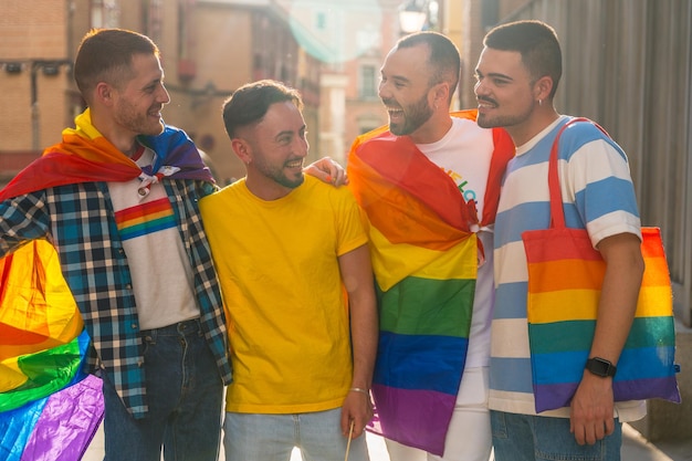 Foto gay pride-feest in het stadsportret van paren mannen die plezier hebben tijdens de demonstratie met het lgbt-concept van de regenboogvlaggen