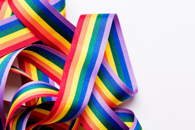 白い背景の上のゲイプライドLGBTレインボーリボン