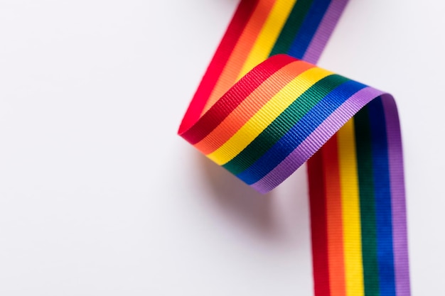 Foto nastro arcobaleno lgbt gay pride su sfondo bianco