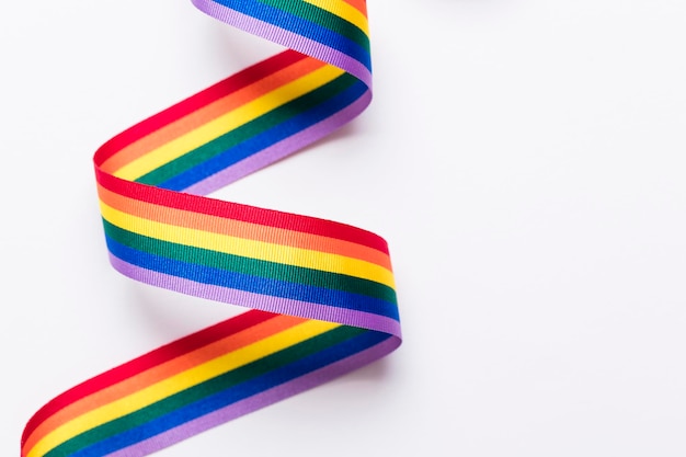 白い背景の上のゲイプライドLGBTレインボーリボン