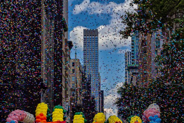 Gay pride parade nyc 6 30 2019 50ste verjaardag van de stonewall rellen en confetti