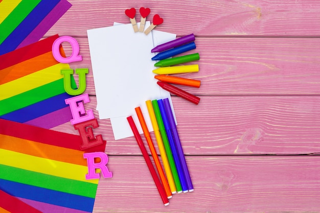 Gay pride vlag op houten tafel