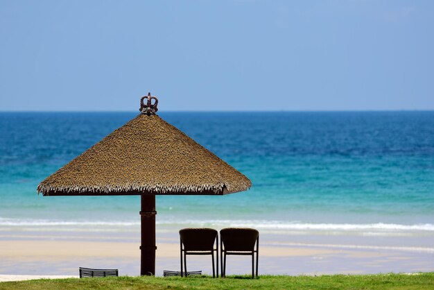 Foto gazebo sulla spiaggia contro un cielo limpido