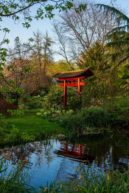 Foto gazebo bij het meer tegen bomen