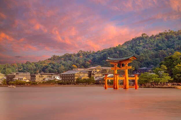 写真 夕暮れの空に向かって建物を建てるガゼボ