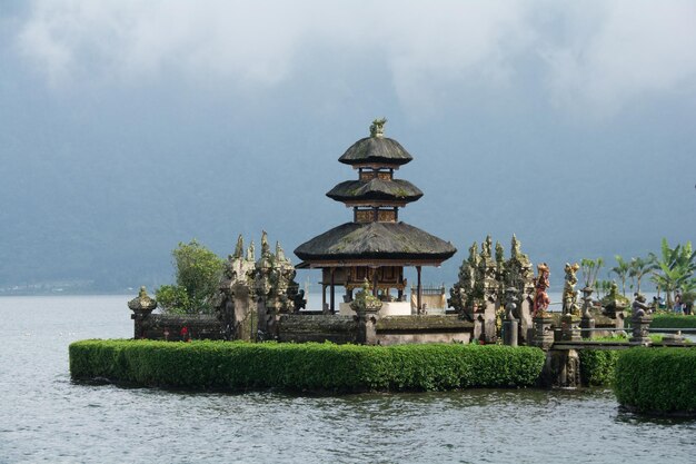 Foto gazebo sul lago contro il cielo