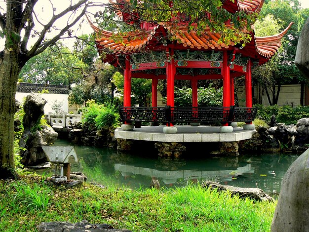 Foto gazebo vicino allo stagno nel parco