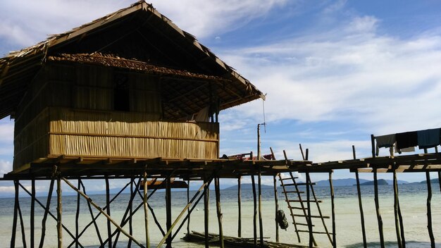 Foto gazebo dal mare contro il cielo