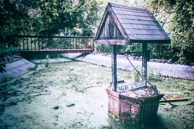 Photo gazebo by trees against sky