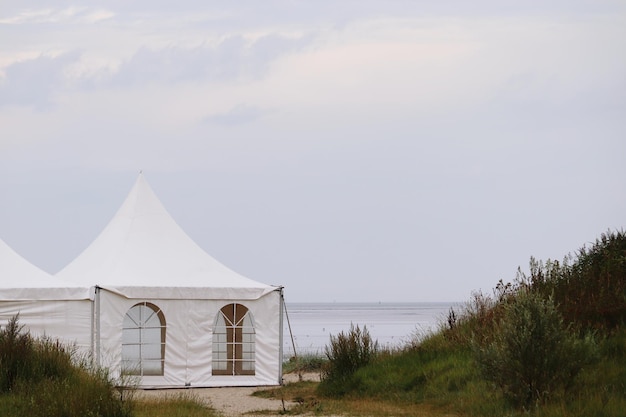 Gazebo door te bouwen tegen de lucht