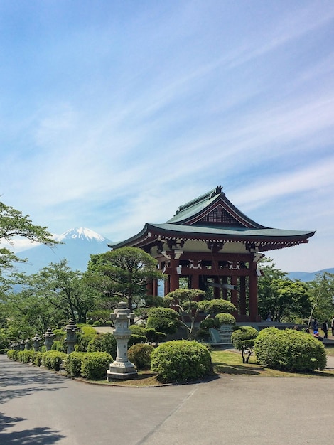 Gazebo in het park tegenover Mt Fuji tijdens de winter
