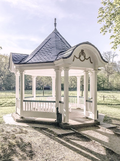 Foto gazebo in het park.