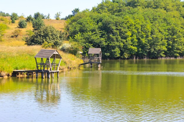 Foto gazebo op houten pier op meer