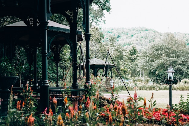 Gazebo-paviljoen in tuinpark