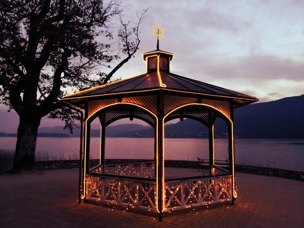 Foto gazebo in mare contro il cielo al tramonto