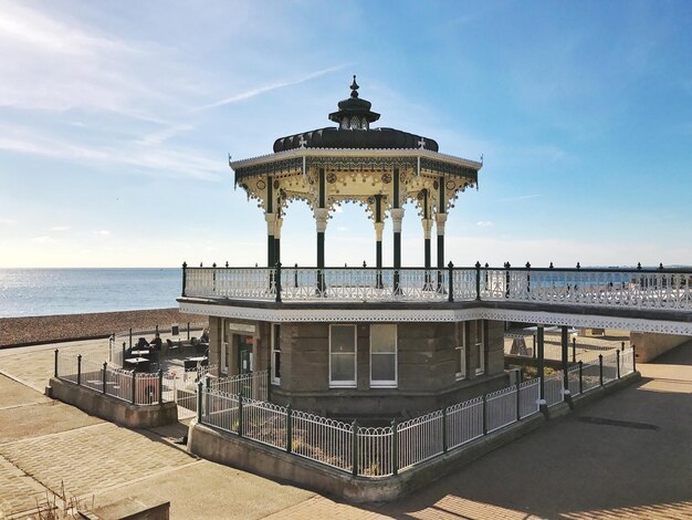 Foto gazebo sulla riva contro il cielo a brighton