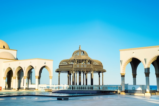 Gazebo su piazza di fontane colorate a Sahl Hasheesh