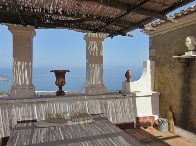 Foto gazebo sul tavolo contro un cielo limpido