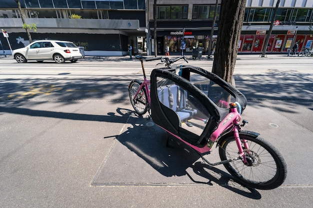 Foto gazelle cabby cargo bike long-wheelbase cargo bike o long john bicycle parcheggiato per strada a zurigo