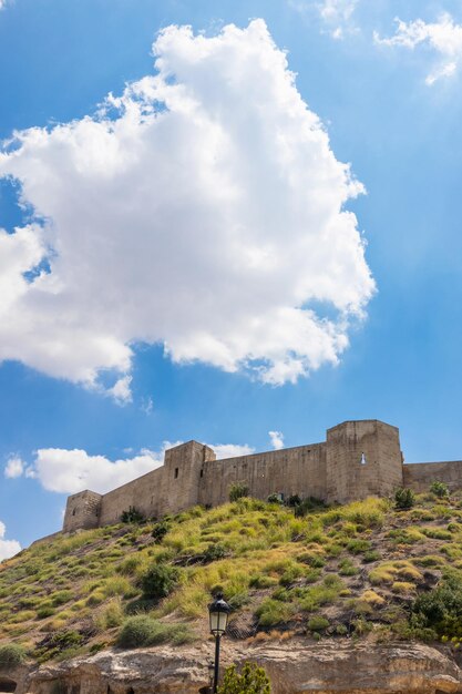 Gaziantepkasteel in Turkije. Kasteellandschap met blauwe lucht en wolken.