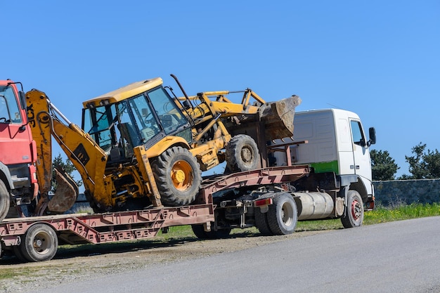 Foto gaziveren cyprus 02292024 vervoer van een tractor op een aanhangwagen 4