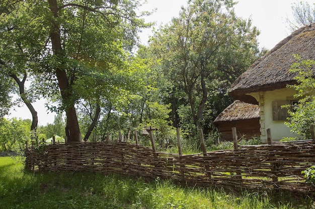 Gazontuin bij het oude huis