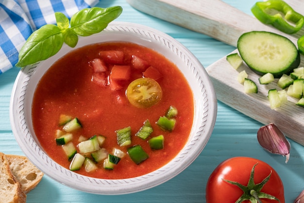 사진 gazpacho andaluz는 스페인의 안달루시아 토마토 냉수 프에 오이, 마늘, 후추를 담은 하늘색 테이블에