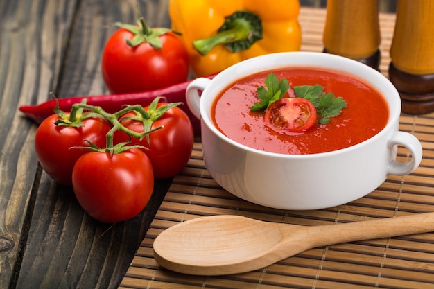 Gazpacho en ingrediënten op een tafel, groentesoep