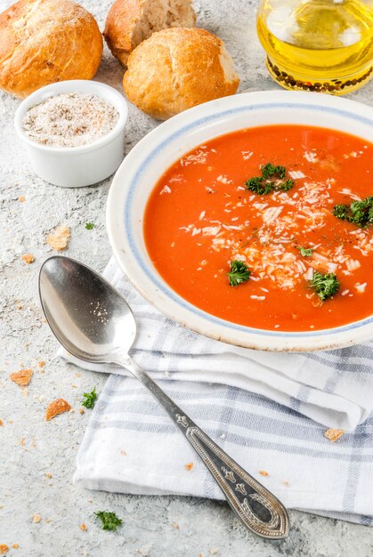 Gazpacho in witte kom