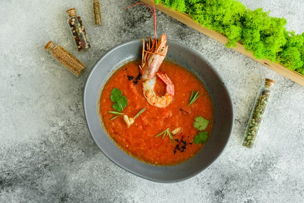 Gazpacho met garnalen. Sluit omhoog van een Spaanse koude groentesoepgazpacho