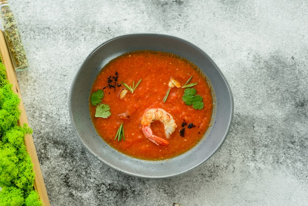 Gazpacho met garnalen. sluit omhoog van een spaanse koude groentesoepgazpacho