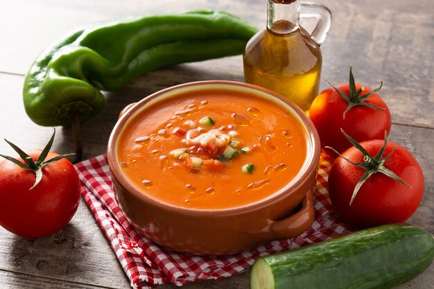 Gazpacho-soep in crockpot op houten lijst. Typisch Spaans eten