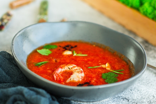 gazpacho soep met garnalen (rode soep) portie. voedsel achtergrond. kopie ruimte