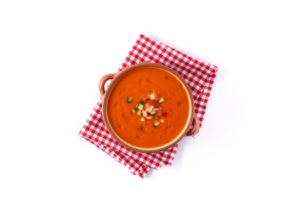 Zuppa di gazpacho in pentola di coccio isolata.