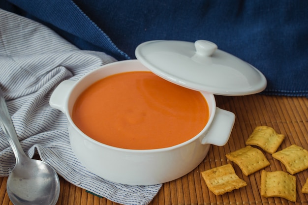 Gazpacho.tomato zuppa fredda in una casseruola bianca