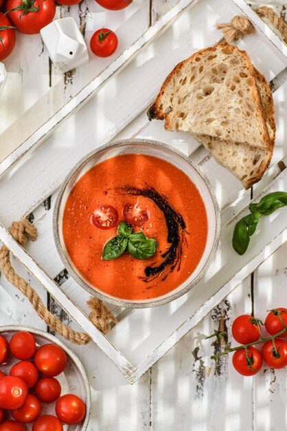 접시에 가스파초 토마토 수프