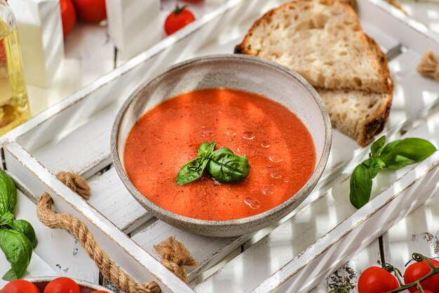 접시에 담긴 가스파초 토마토 수프
