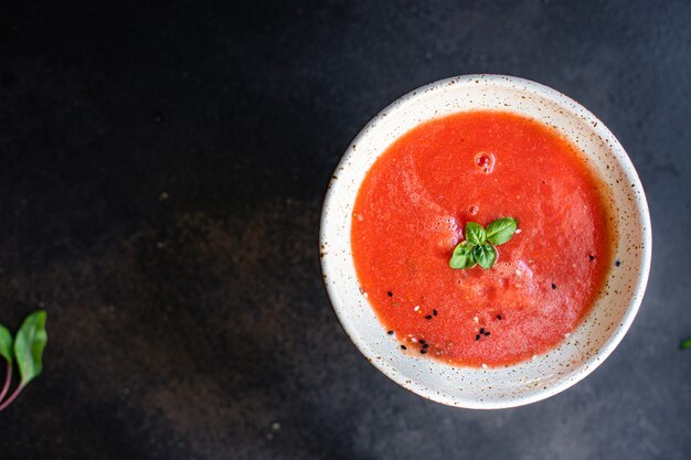 gazpacho van tomatensoep in een bord